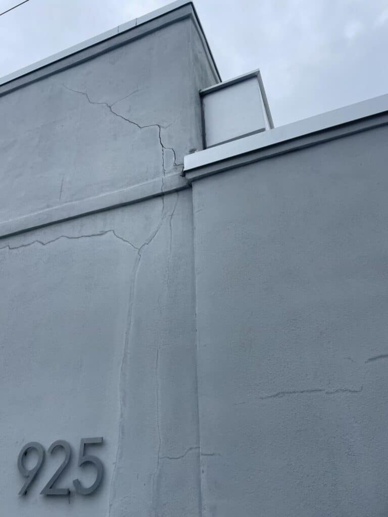 spalling cracks on commercial building